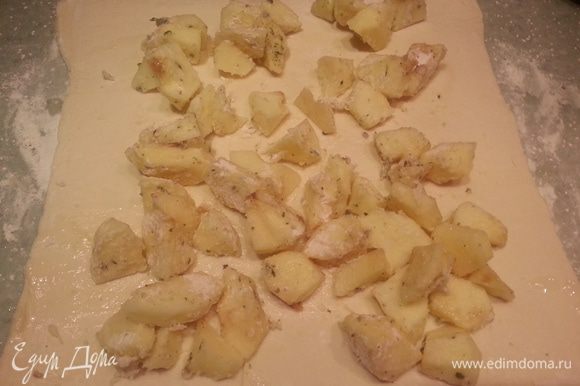 Включить духовку на 190 градусов разогреваться. Раскатать тесто смазать сливочным маслом, выложить яблоки.