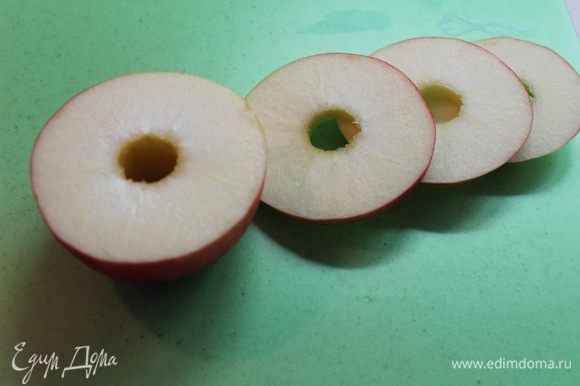 яблоко освободить от сердцевины и нарезать кольцами толщиной в 0,5-0,7 мм…