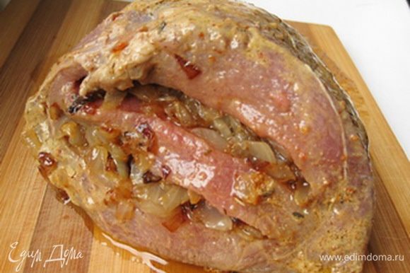 Нафаршировать "кармашки" в мясе пассерованным луком и скрепить края деревянными шпажками.