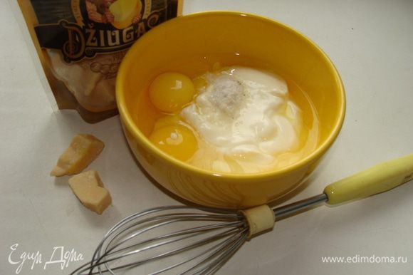 Яйца со сметаной и солью взбить венчиком. Вылить смесь на помидоры.
