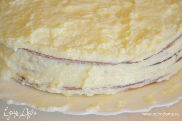 Обильно промазываем все коржи кремом – один оставляем для оформления. Верх торта и бока обмазываем кремом также.