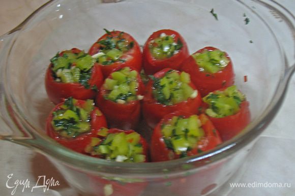 В этом году я готовила не один раз очень вкусные помидоры от Натахан. http://www.edimdoma.ru/retsepty/43731-pomidory-malosolnye-suhoy-sposob