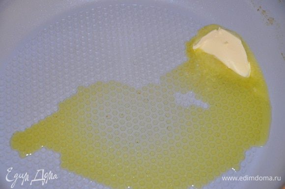 В сковороде растопить сливочное мало и оливковое масло (можно заменить на растительное, или обжарить пару полосок бекона)