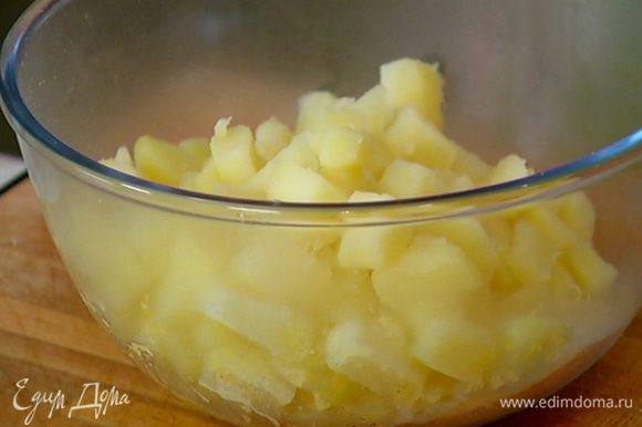 Картофель почистить, нарезать кубиками и отварить до готовности.