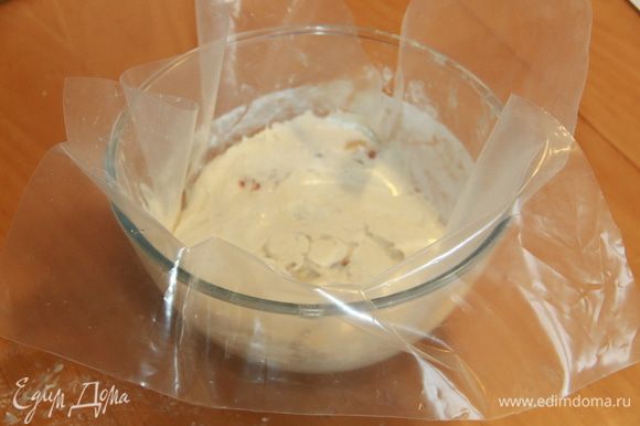 Положить тесто в смазанный растительным маслом контейнер с крышкой. Оставить на брожение около 2 часов, со складыванием или обминанием каждые 30 минут.