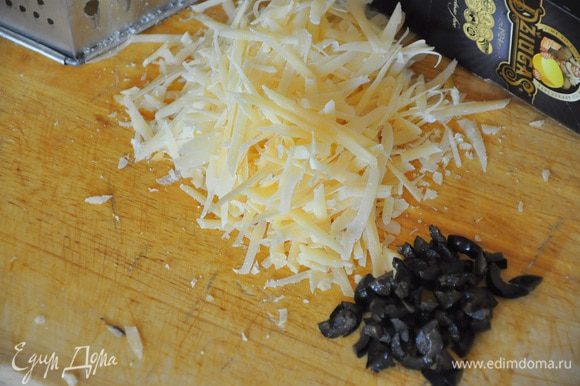 Сыр натереть на терке, в качестве добавки у меня были маслины и листья тимьяна. Муку просеять с разрыхлителем и солью.