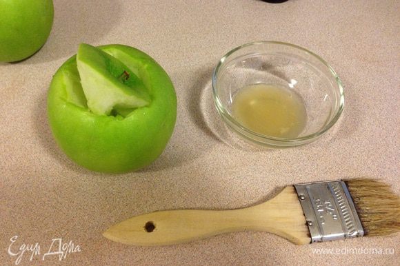 Врезаем из яблочка отверстие с черенком. Я держу на готове немного сока лимона или лайма и смазываю яблочко, чтобы оно не темнело. Выркзать я блоки я конечно детям не даю. Но пока я из вырезаю, они делают крем, что тоже интересно. Вырезать формочки - это наверное самое сложное в этом рецепте, надо приноровиться. Я орудую маленьктм ножом и десертной ложечкой, чтобы выскоблить его изнутри. Если у вас есть опят с вырезанием тыквы на хеллоуин - проблем не будет. Главное не проткнуть яблоко в процессе, т.к. тогда из него потом выльется желе, не застыв.