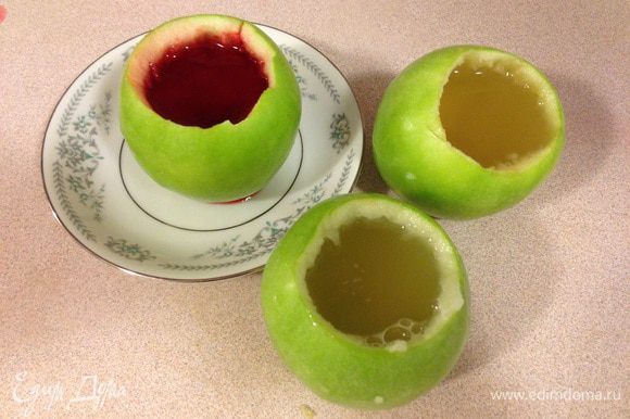 Для разнообразия и на радость детям можно добавитть краситель или залить разноцветное фруктовое желе в другие яблоки. Ставим в холодильник застывать на 1-2 часа.