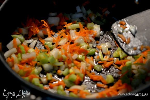 Разогреть 1 стол.л. слив.масло на горячей сковороде. Добавить лук, морковь, сельдерей и готовить 7 мин.