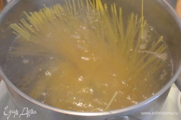 Спагетти отварить до полуготовности в большом количестве кипящей воды. Затем слить с них воду через дуршлаг.