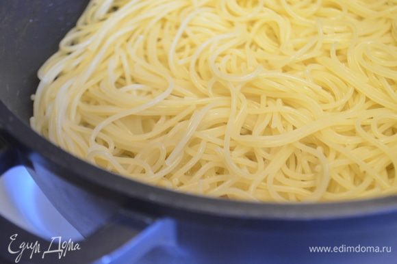 готовые спагетти выкладываем в форму для запекания