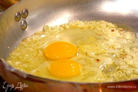 Разбить в сковороду яйца, еще раз перемешать и выключить огонь. Продолжать перемешивать еще минуту, затем выложить омлет в небольшую миску.