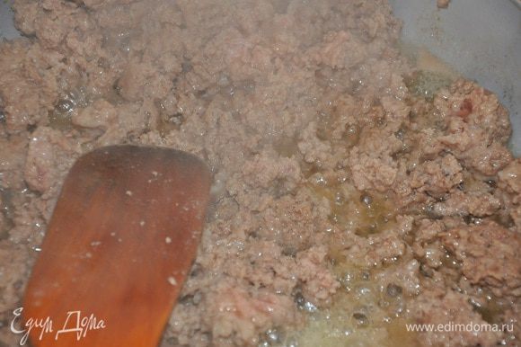 На сковороде нагреть масло и обжарить его до коричневого цвета.