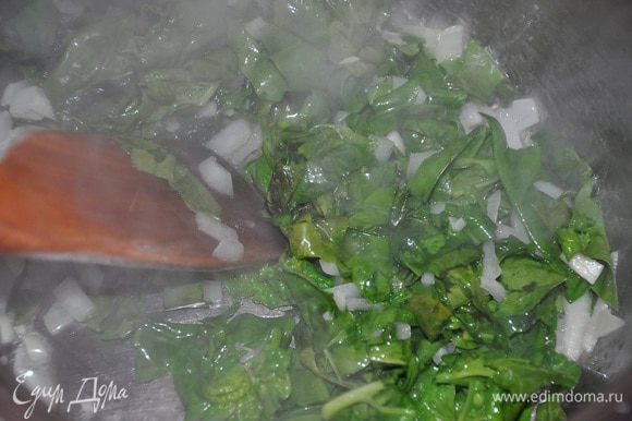 добавить шпинат (если замороженный, разморозить и хорошо отжать листья), тщательно размешать