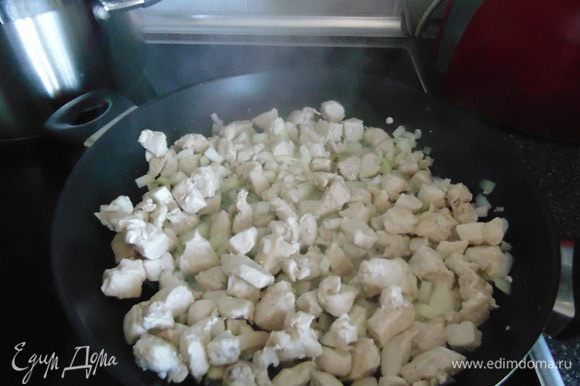 Пока макароны варятся, обжарить филе, помешивая, на сильном огне в течение 5 минут. Затем добавить лук и жарить еще 5 минут!