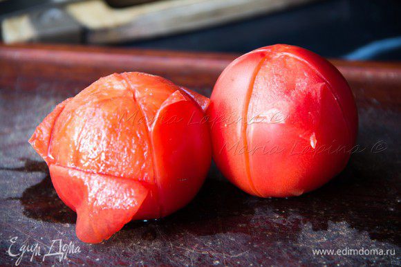 Подготовим начинку. У томатов сделать крестовой неглубокий надрез у основания. Опустить их в горячую воду на 2 минуты. Затем достать их и с легкостью снять кожицу.