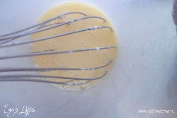 Взбить яйца и влить в тыквенное пюре,около минуты помешивая, чтобы яйца не свернулись.