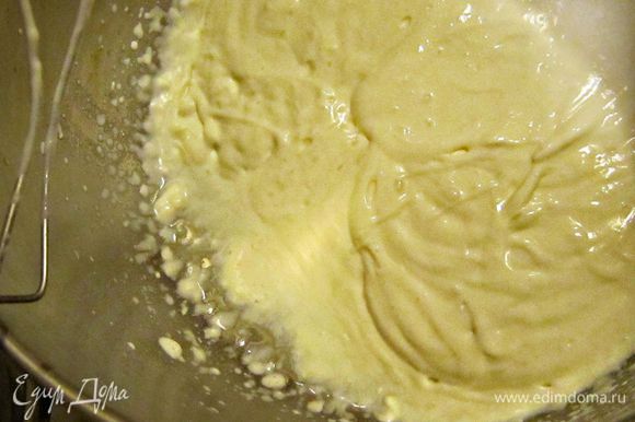 Отдельно взбиваем сливки и аккуратно подмешиваем к взбитым с сыром и маскарпоне яйцам.