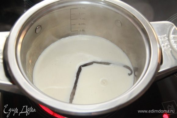 Параллельно готовим соус: вскипятить молоко, добавить стручок ванили, сливки, сахар. Настаивать 5-7 минут. Ваниль убрать.