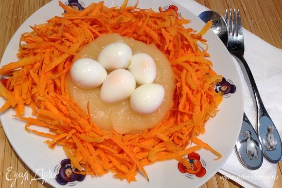 Отварить яйца, морковь натереть на крупной терке. Уложить все в виде гнезда.