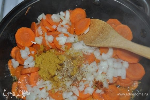 В сотейник положить сливчное масло и растопить. Добавить морковь, очищенный и мелко наезанный лук, кориандр, острый перец, карри, посолить и, периодически помешивая, подержать на небольшом огне в течение 10-15 минут.