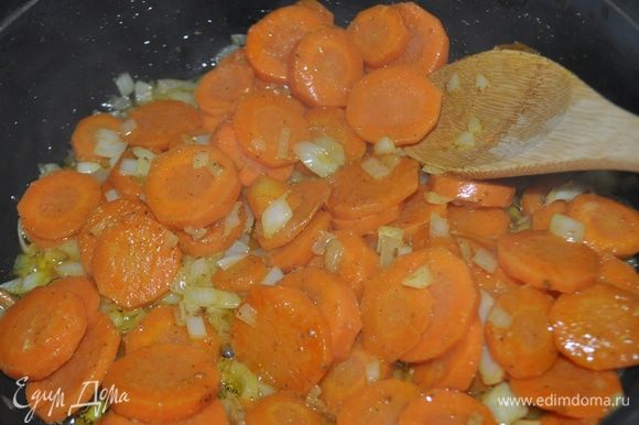 Добавить воду или бульон,довессти до кипения, уменьшить огонь, накрыть и продолжать готовить пока морковь не станет мягкой.