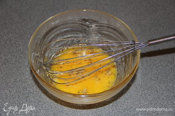 Яйцо взбить венчиком с солью, перцем и орегано.