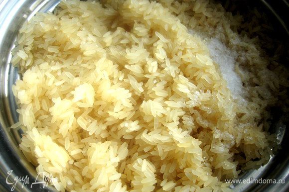 Это блюдо можно подать с гарниром и без... Если хотите гарнир, то, например, рис надо сразу поставить варить.