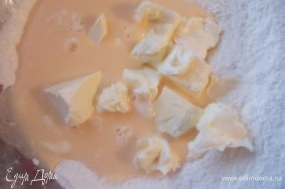 Яйца взбить с молоком, около 30 секунд.Затем в муку добавить сливочное масло и половину яичной смеси, взбивать до однородности. Все ингредиенты должны быть комнатной температуры!!!!