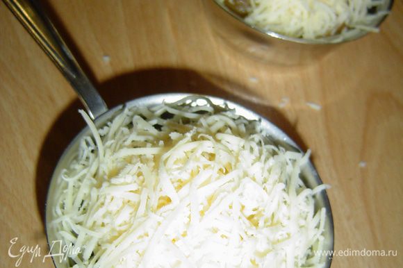 посыпаем натертым сыром и отправляем в духовку на 10-12 минут при 220 гр.