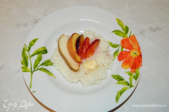 Готовую рисовую кашу выкладываем на тарелки, сверху кладем запеченные фрукты, кусочек масла и наслаждаемся вкусным завтраком!
