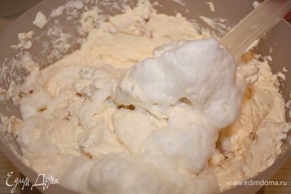 Отдельно взбить белки со щепоткой соли до мягких пиков. Аккуратно ввести взбитые белки в творожную массу.