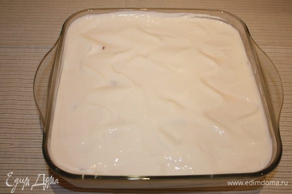 Вылить массу в смазанную маслом форму, сверху выложить сметану взбитую с сахаром, поставить в духовку и запекать 20 минут до золотистого цвета.