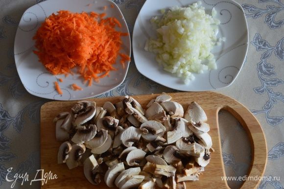 Грибы, лук и морковь очистить, порезать.Морковь натереть на крупной терке