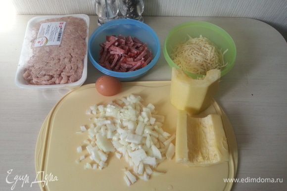Подготавливаем продукты: колбасу режем соломкой, сыр натираем на крупной терке, лук режем кубиком.