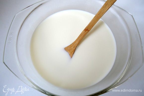 Приготовить крем. Смешать половину молока и сахар, поставить на плиту и сварить сироп.