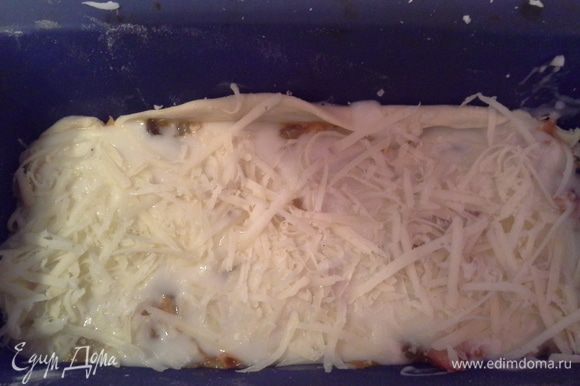Укладываем лазанью в форму слоями: Немного соуса, тесто, начинка, соус, тертый сыр. Чередуем пока не заполним всю форму, заканчиваем тесто, начинка, соус, сыр.