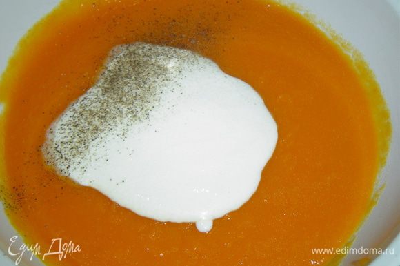 К полученному пюре добавляем оливковое масло, натуральный йогурт и перемешиваем, солим и перчим по вкусу.