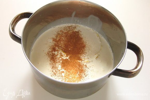 В кастрюлю налить сливки, добавить цедру лимона, ванильный и обычный сахар и корицу.