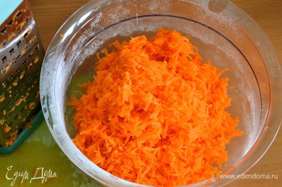 Морковь я предпочитаю натереть вручную, (а не в блендере разбить) когда использую ее для выпечки... Поэтому, это самое трудоемкое и энергозатратное мероприятие при приготовлении этого теста! ))))