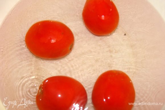 На томатах сделать крестообразные разрезы и опустить в кипящую воду на 1 минуту.