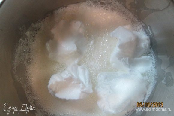 Вскипятить молоко в кастрюле и чайной ложечкой, понемногу, выкладывать туда взбитые белки, которые сразу будут застывать.