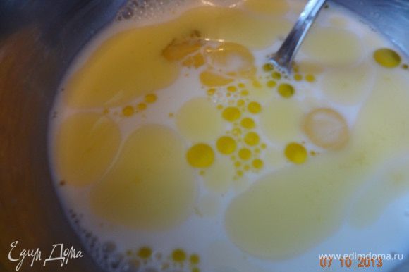 В отдельной емкости смешать молоко, яйца, мед, оливковое масло, соль, взбить венчиком до однородной консистенции.