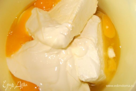 Творог, яйца, мед, сметану и манку взбить миксером до однородной массы.