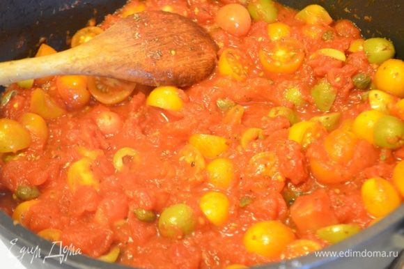 Добавляем подготовленные томаты, каперсы и оливки в сотейник, перемешиваем. Добавляем базилик, солим и перчим. тушим примерно 10-15 минут.