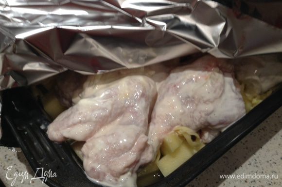 Выкладываем на картошку курицу и добавляем 1 стакан воды. закрываем фольгой и в духовку(180 градусов).
