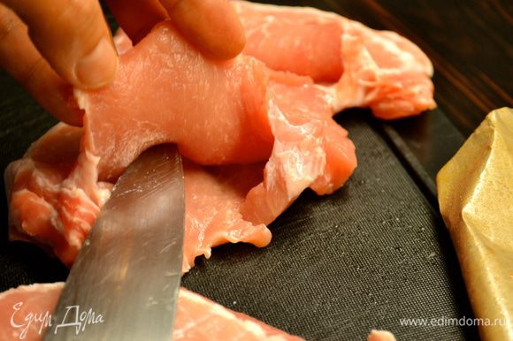 Подготовленные куски мяса посолить и поперчить по вкусу. В каждом ломтике сделать острым ножом надрезы, наподобие кармашка, не прорезая его насквозь!...