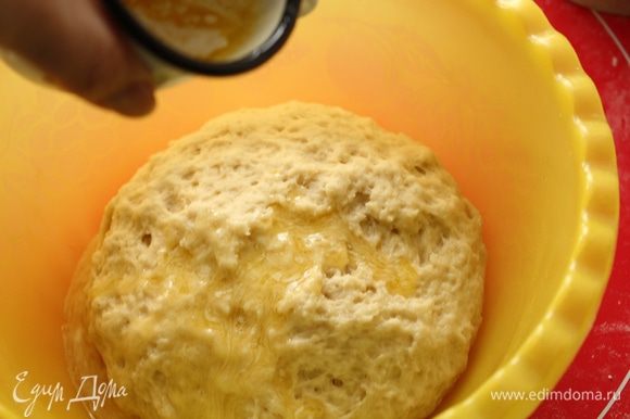 Затем вмешайте растопленное сливочное масло и хорошо вымесите тесто.