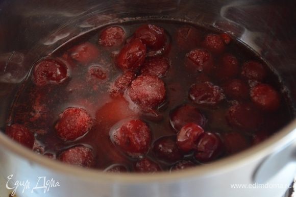 Желе: в кострюльку выкладываем ягоды, воду и сахар, доводим до кипения и варим примерно 15 минут.