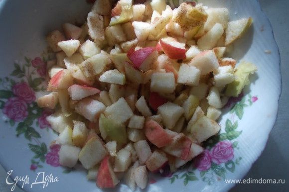 Тем временем, порежем яблоки мелким кубиком. Добавим сахар,корицу и ваниль( Права была Танюша(Солоха) аромат потрясающий при запекании) Перемешиваем и оставляем в стороне.
